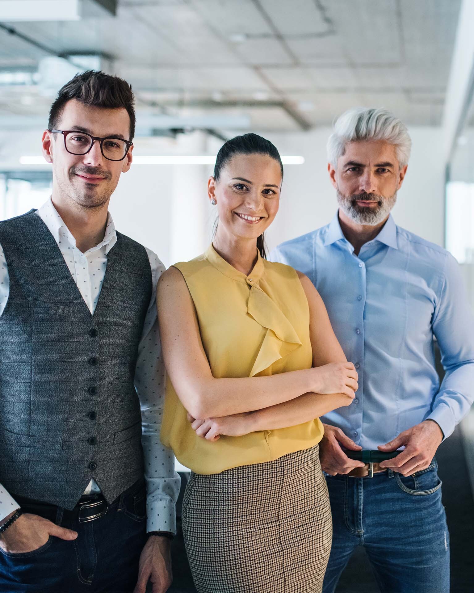 trzy osoby elegancko ubrane