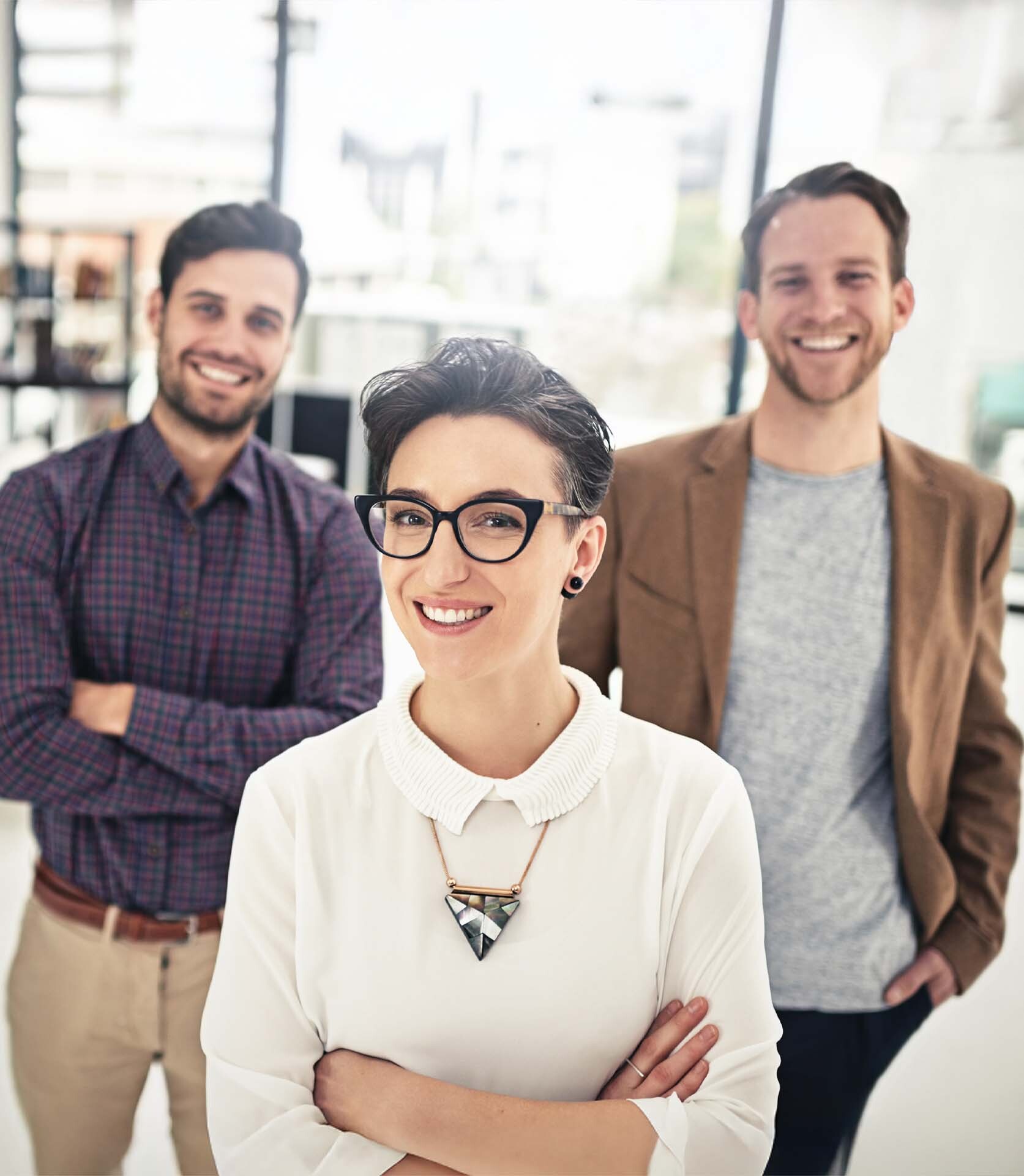 trzy osoby elegancko ubrane